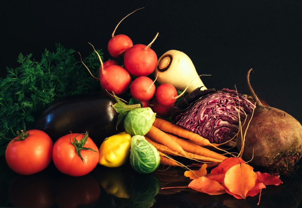 Assortiment de légumes frais sur une table, illustration des aliments à surveiller en cas de ballonnements