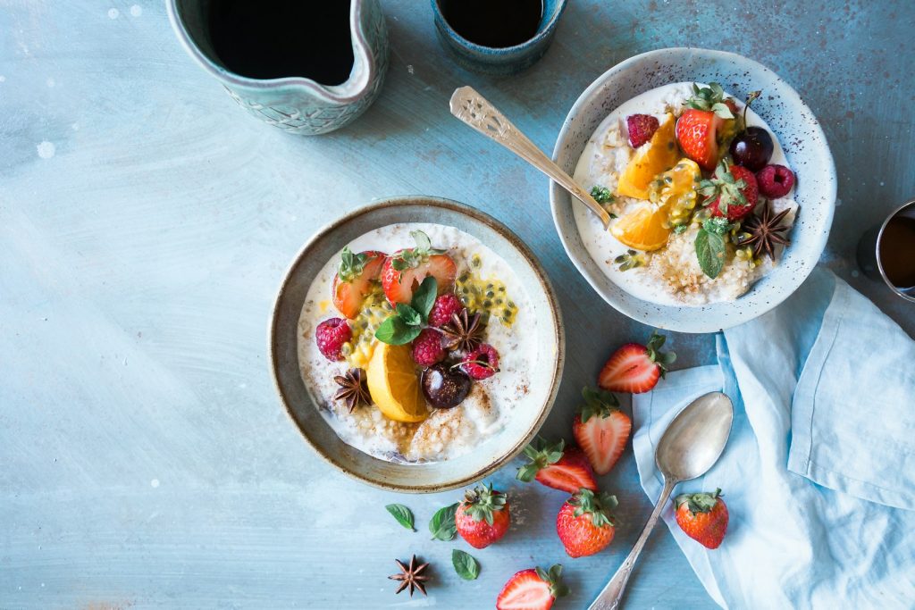 Deux bols de flocons davoine avec fruits, exemple de petit-déjeuner doux pour le côlon irritable le matin