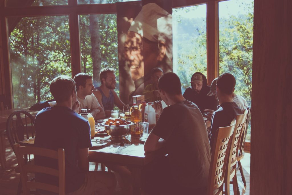 Groupe de convives attablés dans un restaurant, partageant un repas ensemble