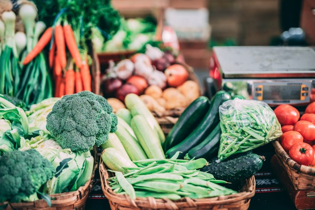 Assortiment de légumes et fruits colorés, illustration des choix alimentaires du régime pauvre en FODMAP