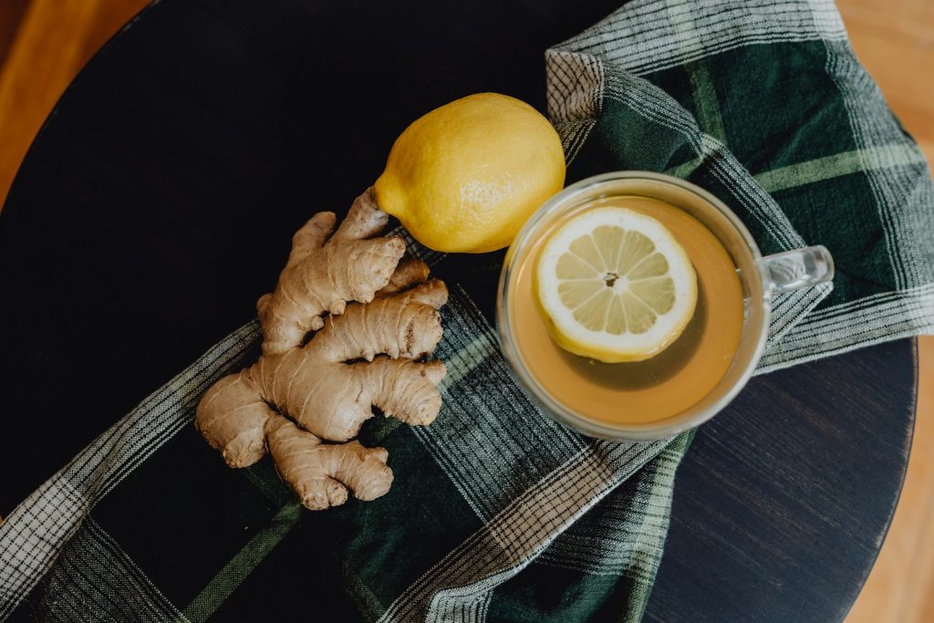 Tasse de tisane au gingembre et au citron posée sur une table, associée au confort digestif