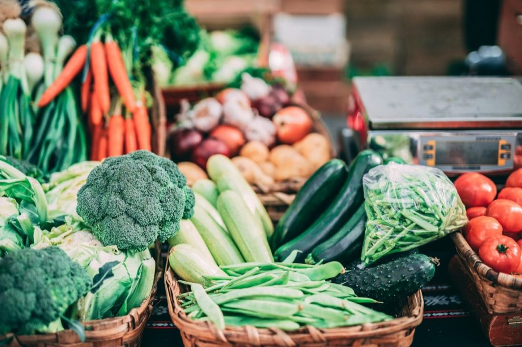 Assortiment de légumes et de fruits frais riches en fibres, utiles en cas de transit lent