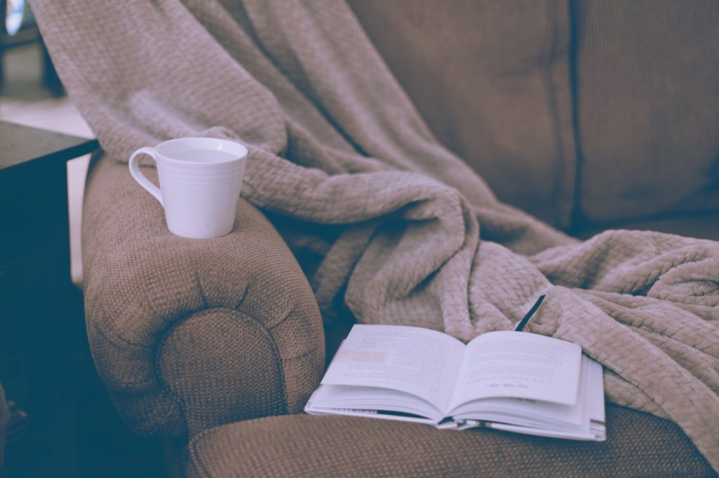 Troubles digestifs et anxiété avec examens normaux : moment calme, une tasse posée sur un livre